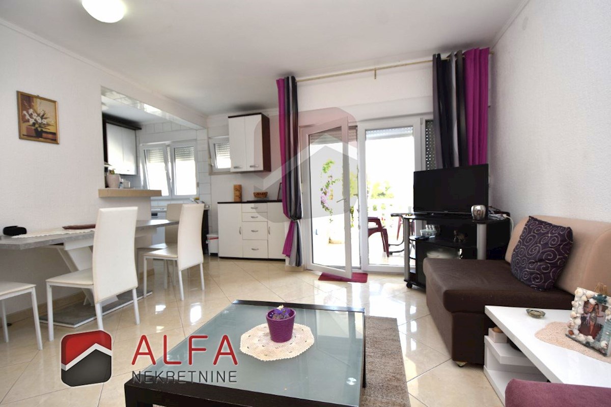 Hrvaška, Vodice, prodamo dva opremljena apartmaja + dvorišče 92 m2