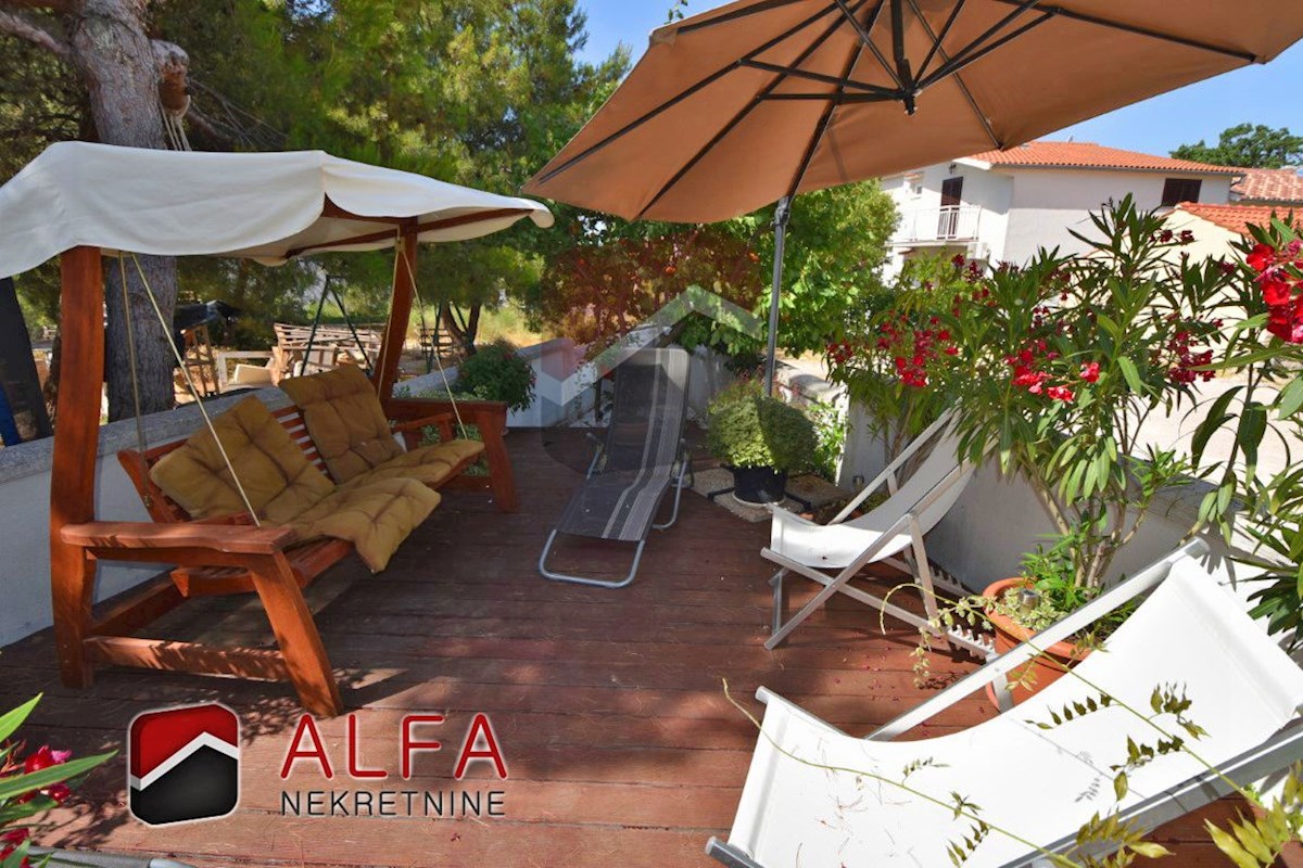 Hrvaška, Vodice, prodamo dva opremljena apartmaja + dvorišče 92 m2