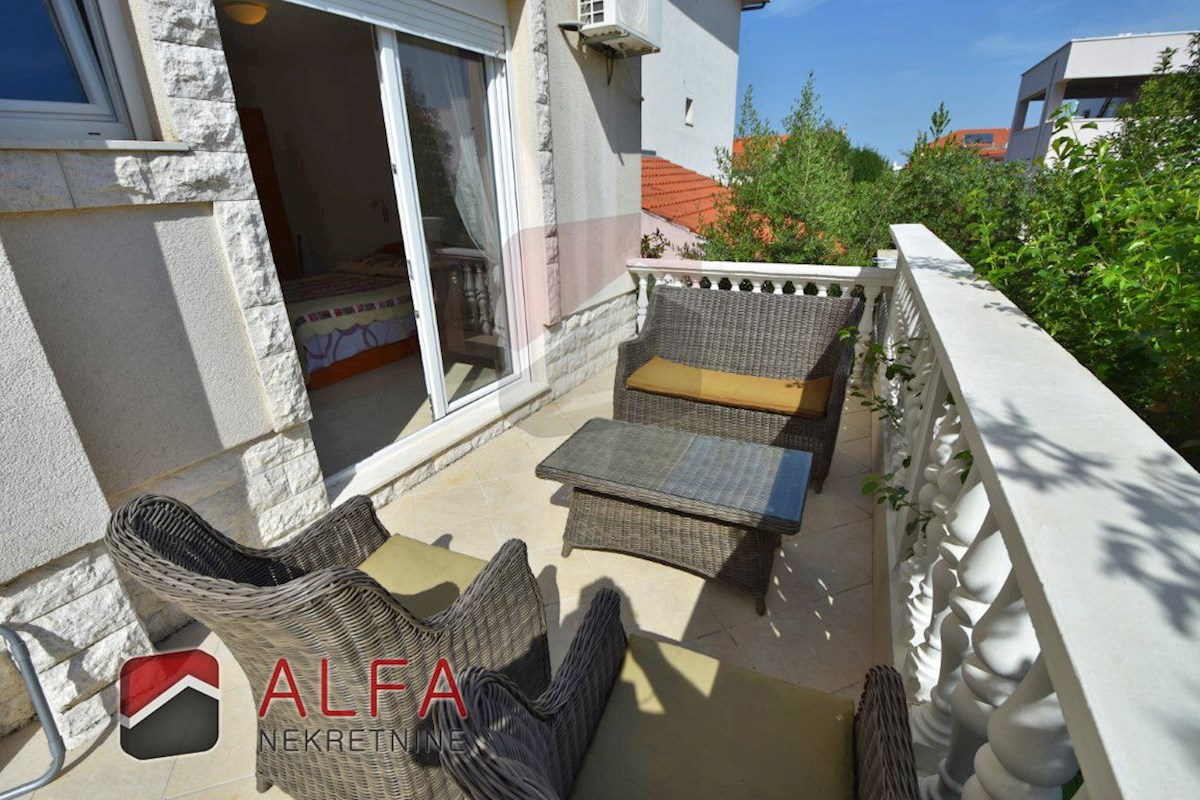 Hrvaška, Vodice, prodamo dva opremljena apartmaja + dvorišče 92 m2