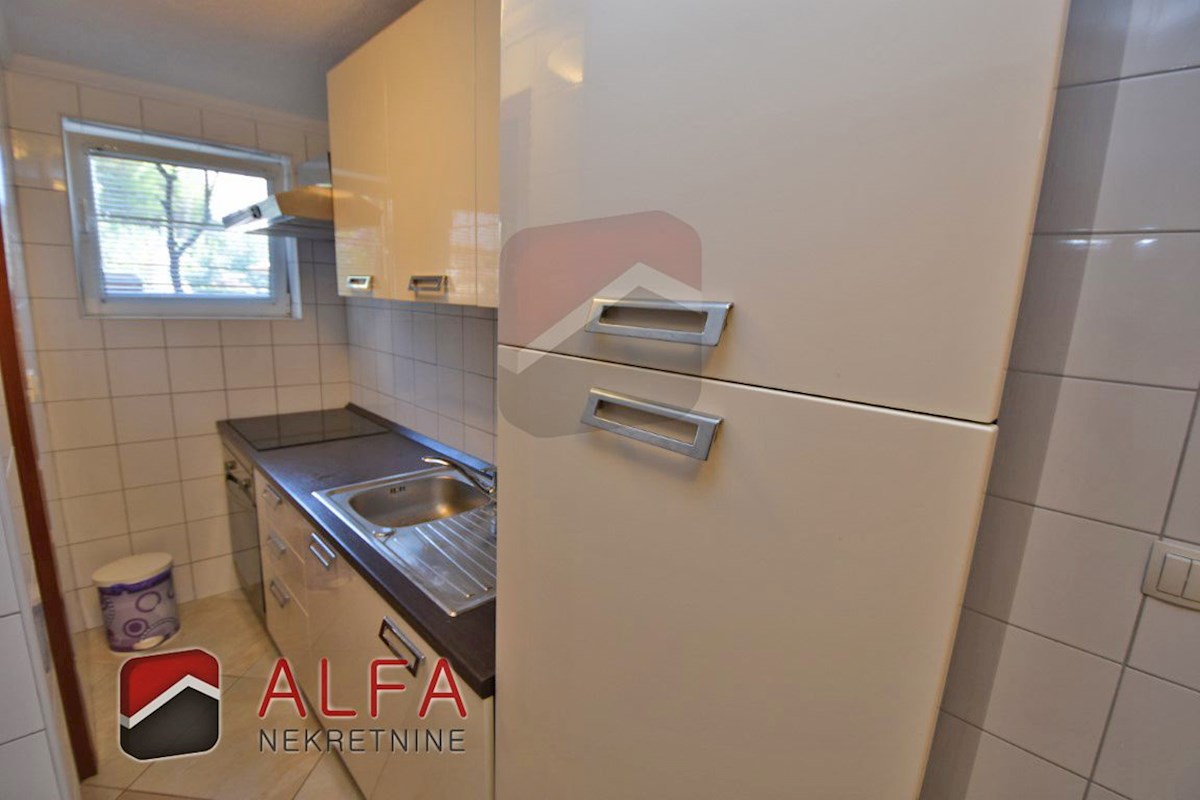 Hrvaška, Vodice, prodamo dva opremljena apartmaja + dvorišče 92 m2