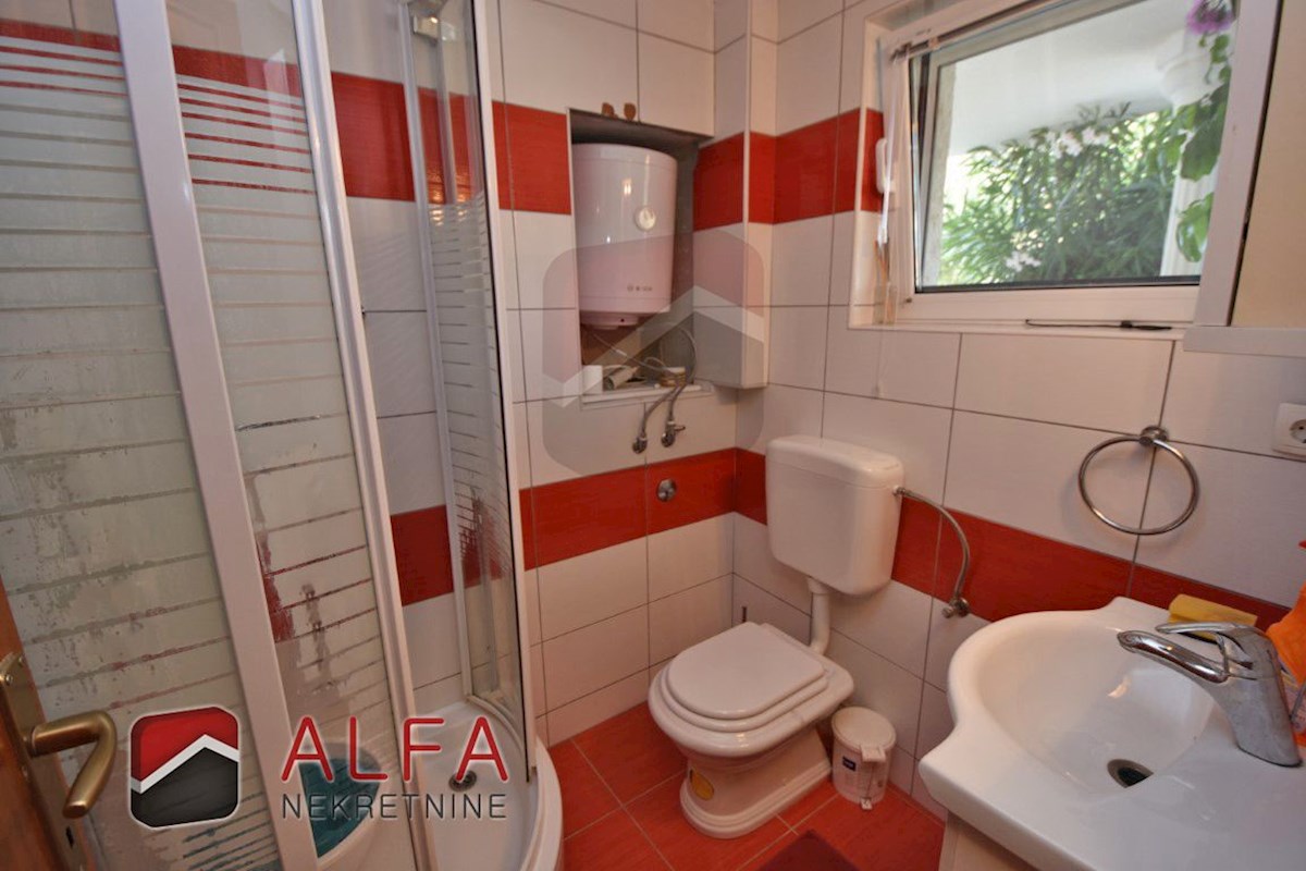 Hrvaška, Vodice, prodamo dva opremljena apartmaja + dvorišče 92 m2