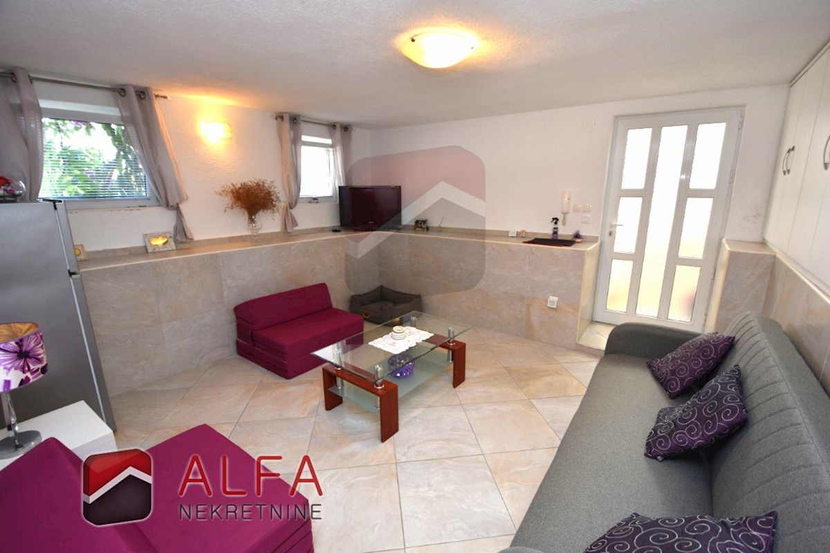 Hrvaška, Vodice, prodamo dva opremljena apartmaja + dvorišče 92 m2