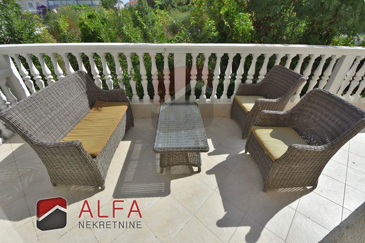 Hrvaška, Vodice, prodamo dva opremljena apartmaja + dvorišče 92 m2