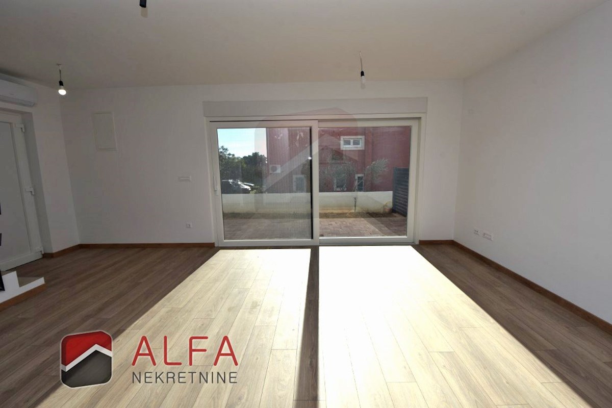 Hrvaška, Vodice, novogradnja, prodaja dvoetažni apartma, dvorišče, blizu morja