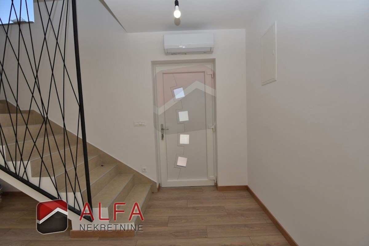 Hrvaška, Vodice, novogradnja, prodaja dvoetažni apartma, dvorišče, blizu morja