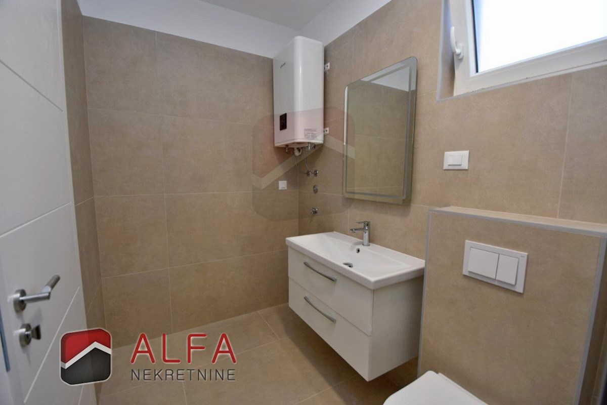 Hrvaška, Vodice, novogradnja, prodaja dvoetažni apartma, dvorišče, blizu morja