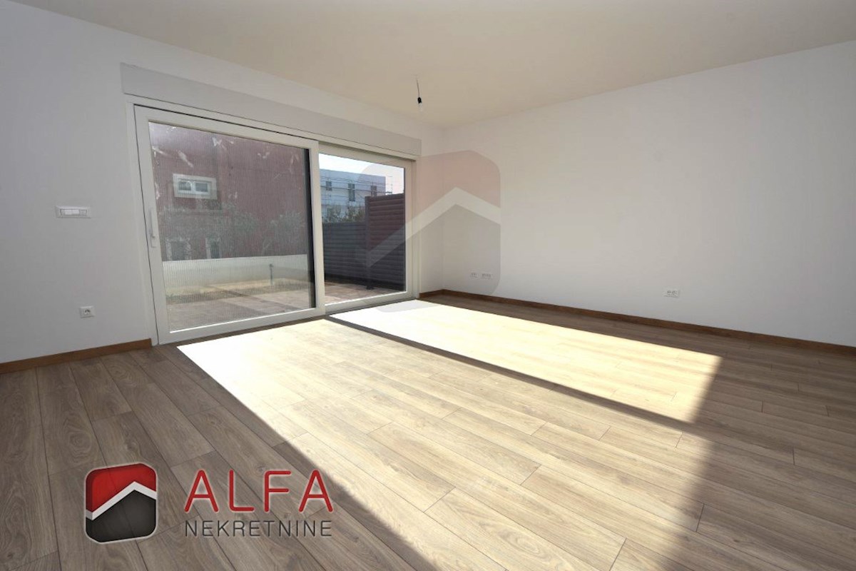 Hrvaška, Vodice, novogradnja, prodaja dvoetažni apartma, dvorišče, blizu morja