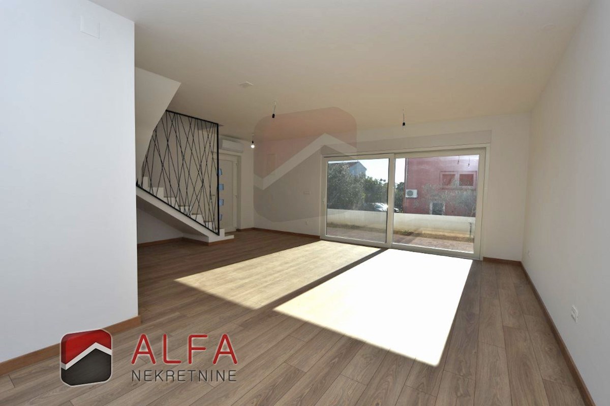 Hrvaška, Vodice, novogradnja, prodaja dvoetažni apartma, dvorišče, blizu morja