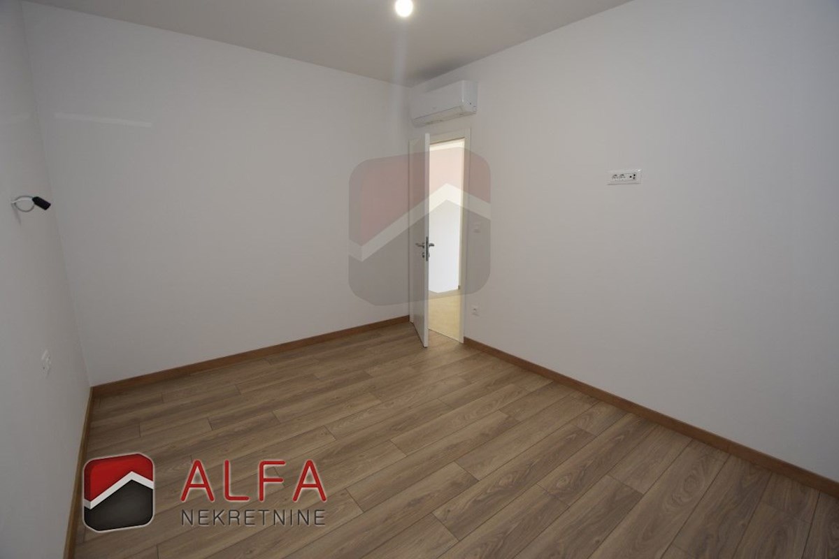 Hrvaška, Vodice, novogradnja, prodaja dvoetažni apartma, dvorišče, blizu morja