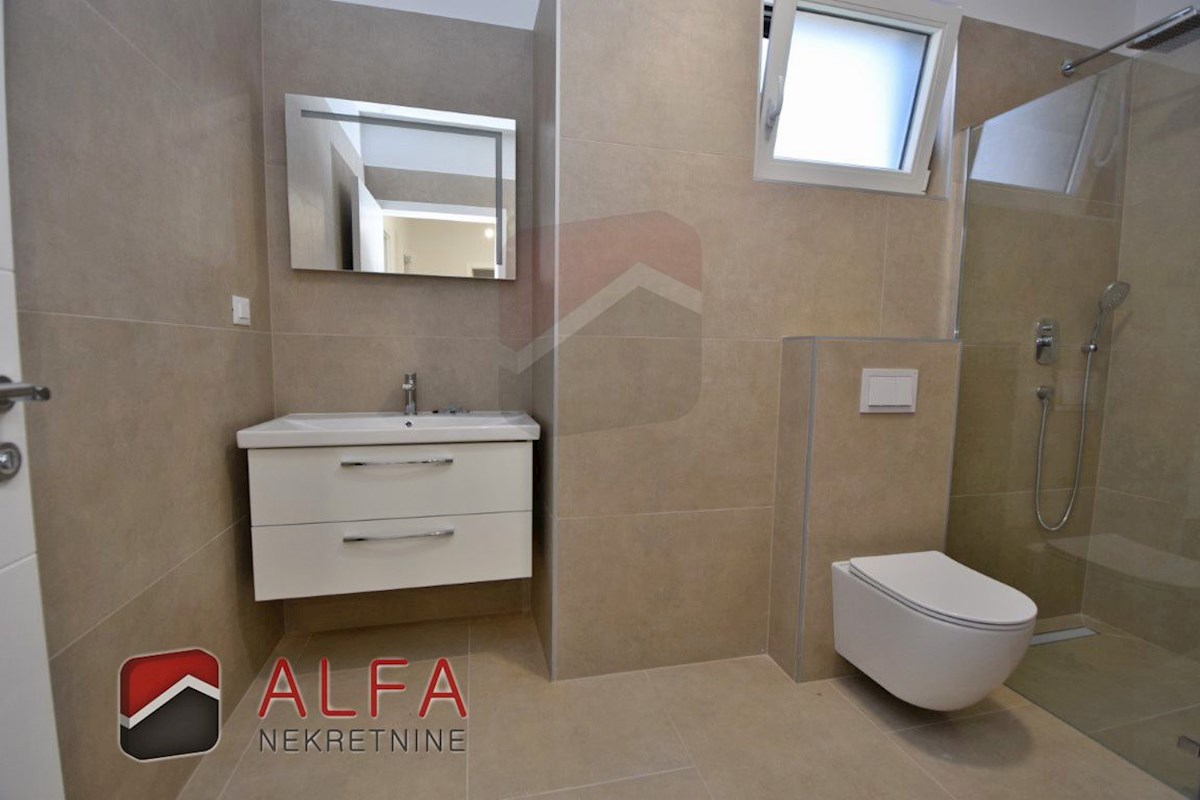 Hrvaška, Vodice, novogradnja, prodaja dvoetažni apartma, dvorišče, blizu morja