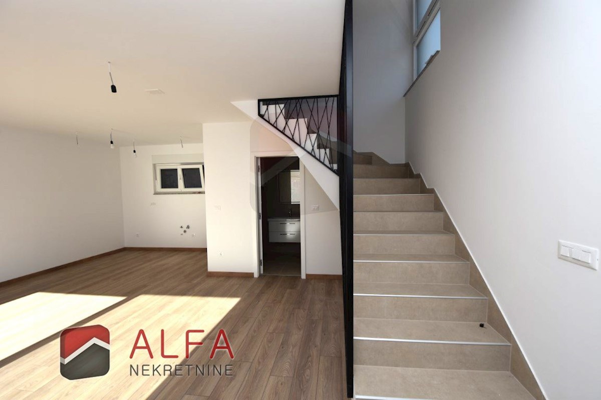 Hrvaška, Vodice, novogradnja, prodaja dvoetažni apartma, dvorišče, blizu morja