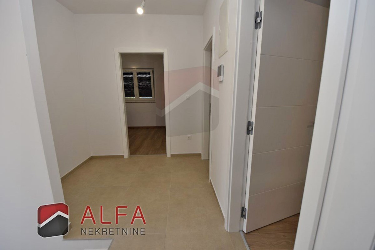 Hrvaška, Vodice, novogradnja, prodaja dvoetažni apartma, dvorišče, blizu morja