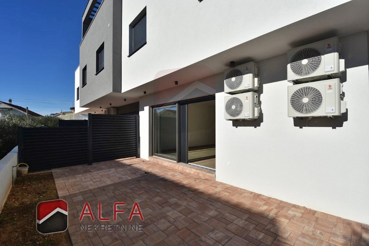 Hrvaška, Vodice, novogradnja, prodaja dvoetažni apartma, dvorišče, blizu morja