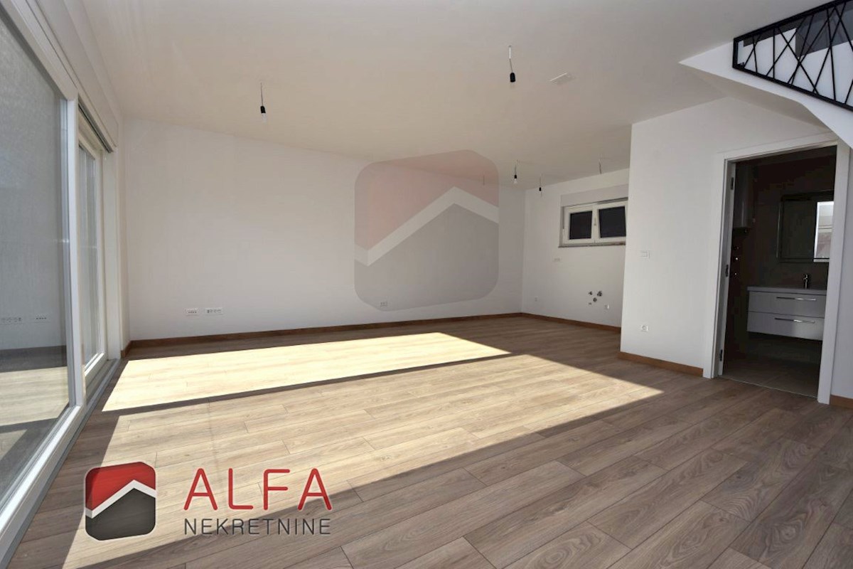 Hrvaška, Vodice, novogradnja, prodaja dvoetažni apartma, dvorišče, blizu morja