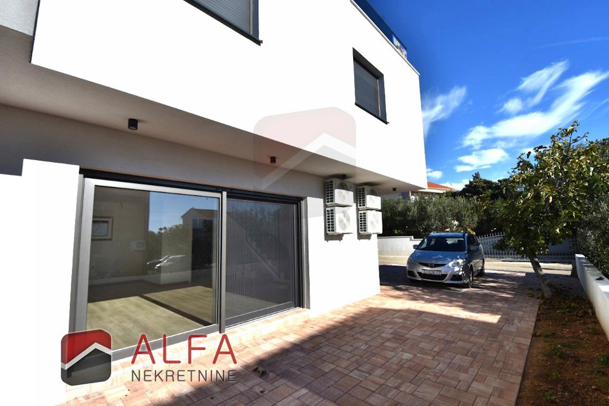 Hrvaška, Vodice, novogradnja, prodaja dvoetažni apartma, dvorišče, blizu morja