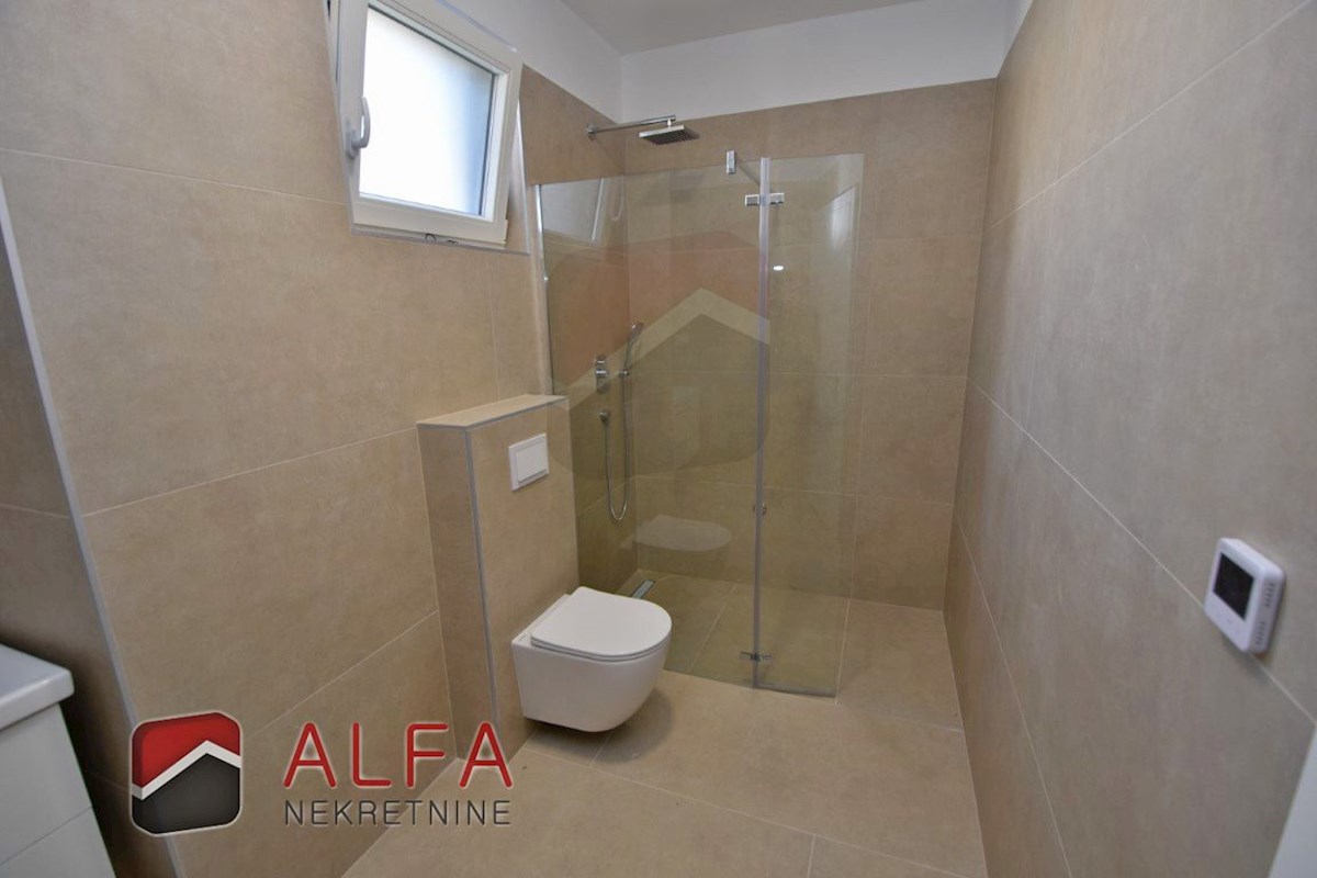 Hrvaška, Vodice, novogradnja, prodaja dvoetažni apartma, dvorišče, blizu morja