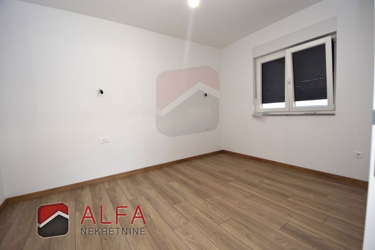 Hrvaška, Vodice, novogradnja, prodaja dvoetažni apartma, dvorišče, blizu morja