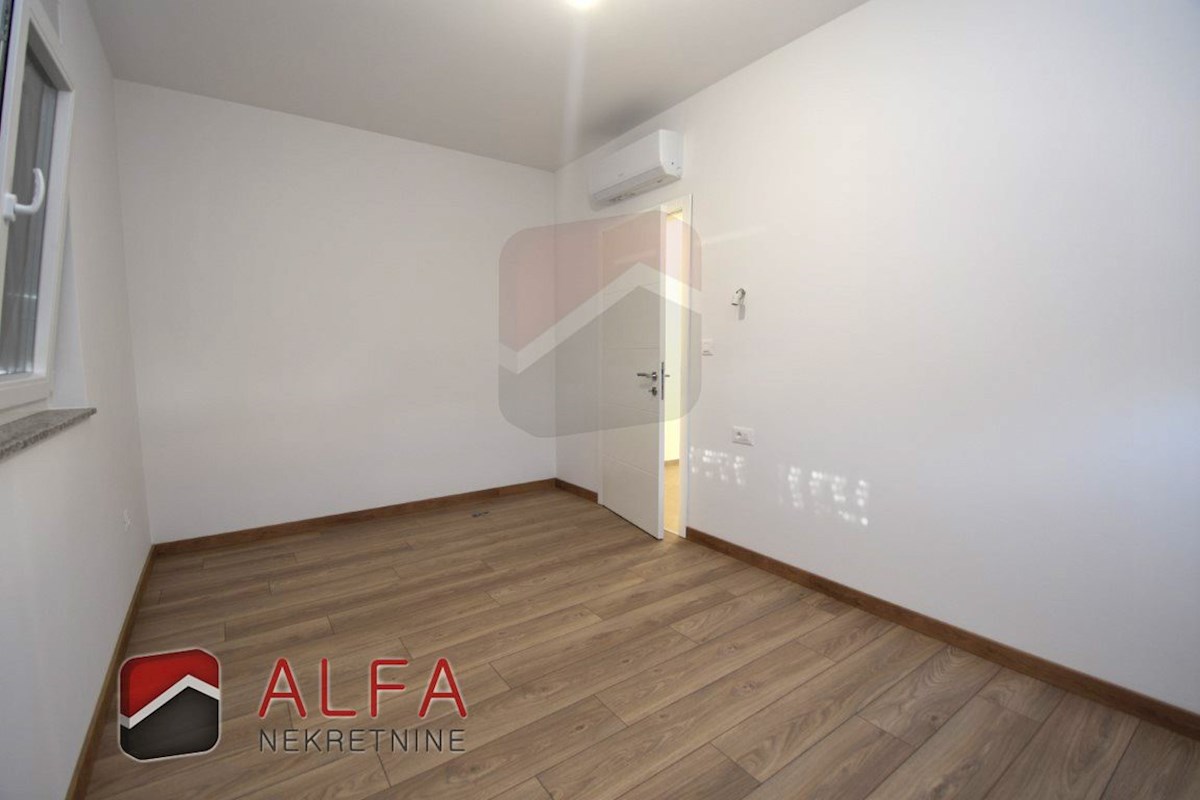 Hrvaška, Vodice, novogradnja, prodaja dvoetažni apartma, dvorišče, blizu morja