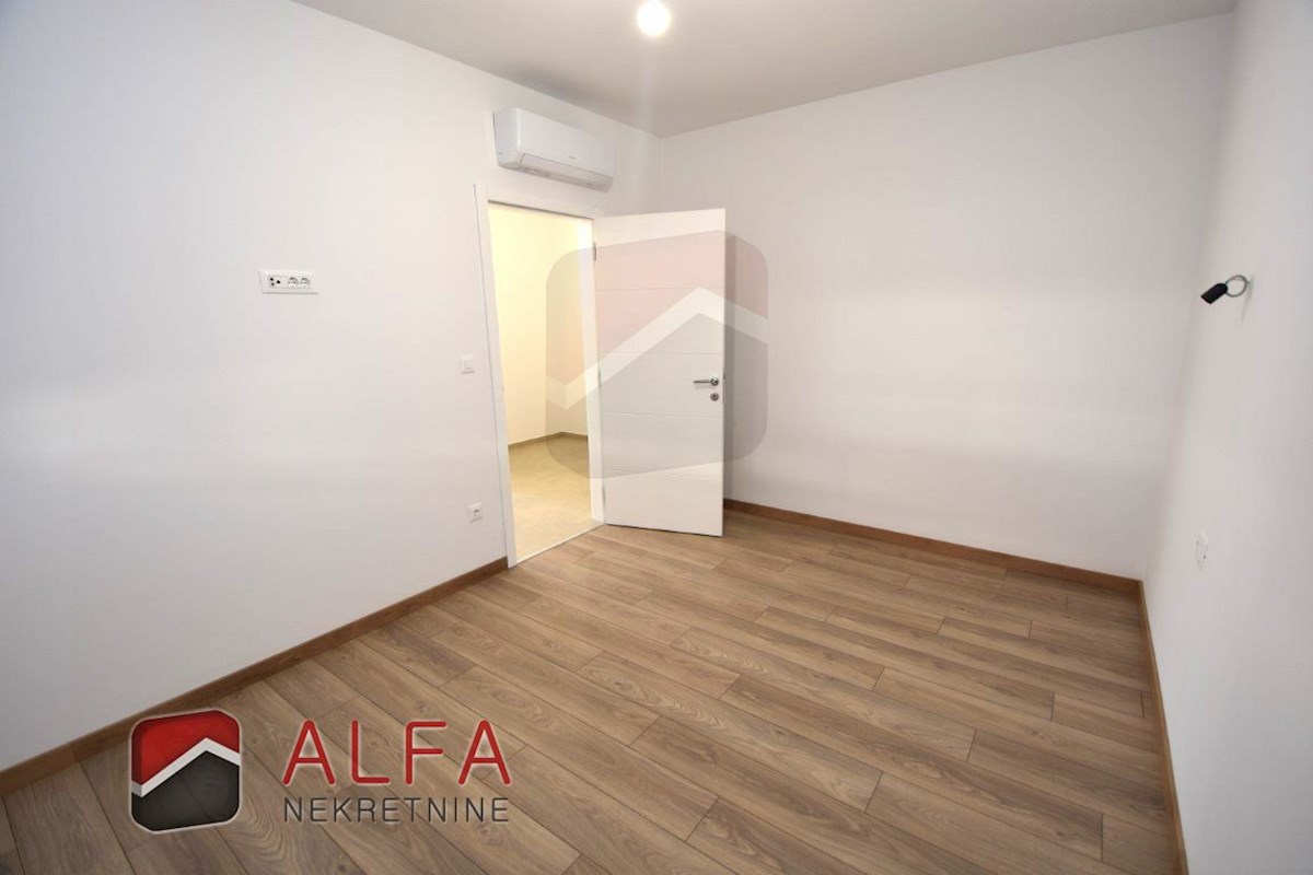 Hrvaška, Vodice, novogradnja, prodaja dvoetažni apartma, dvorišče, blizu morja