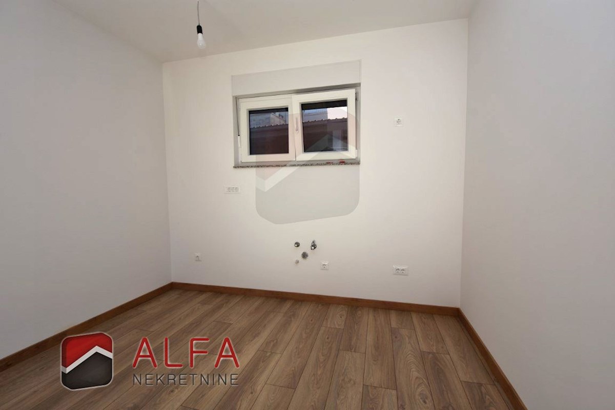 Hrvaška, Vodice, novogradnja, prodaja dvoetažni apartma, dvorišče, blizu morja