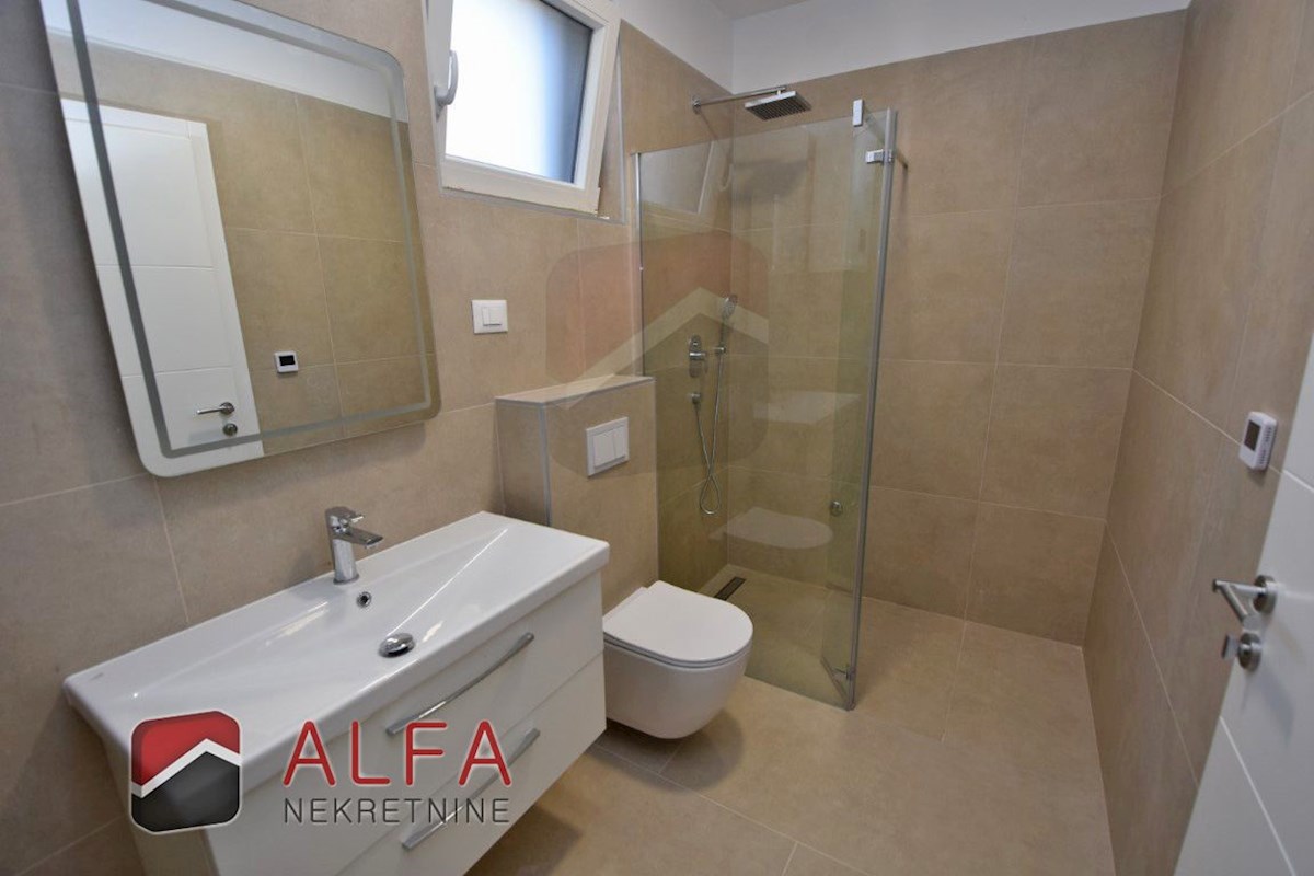 Hrvaška, Vodice, novogradnja, prodaja dvoetažni apartma, dvorišče, blizu morja