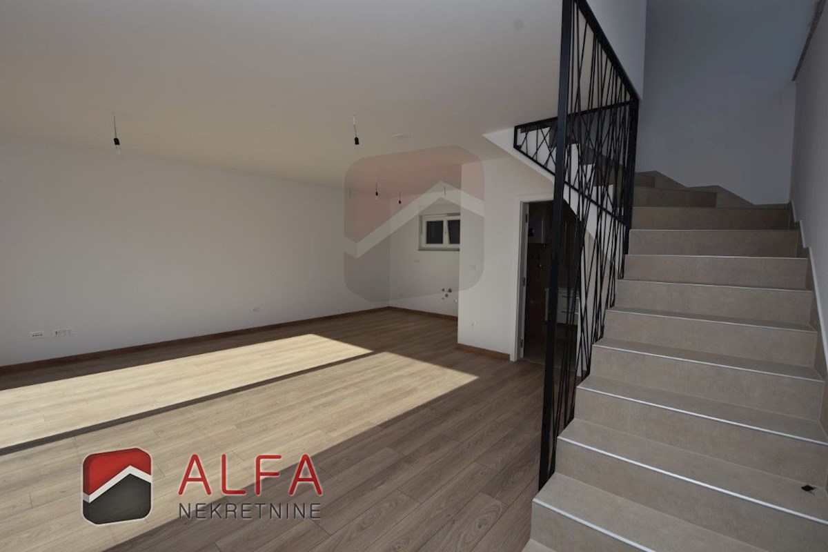 Hrvaška, Vodice, novogradnja, prodaja dvoetažni apartma, dvorišče, blizu morja