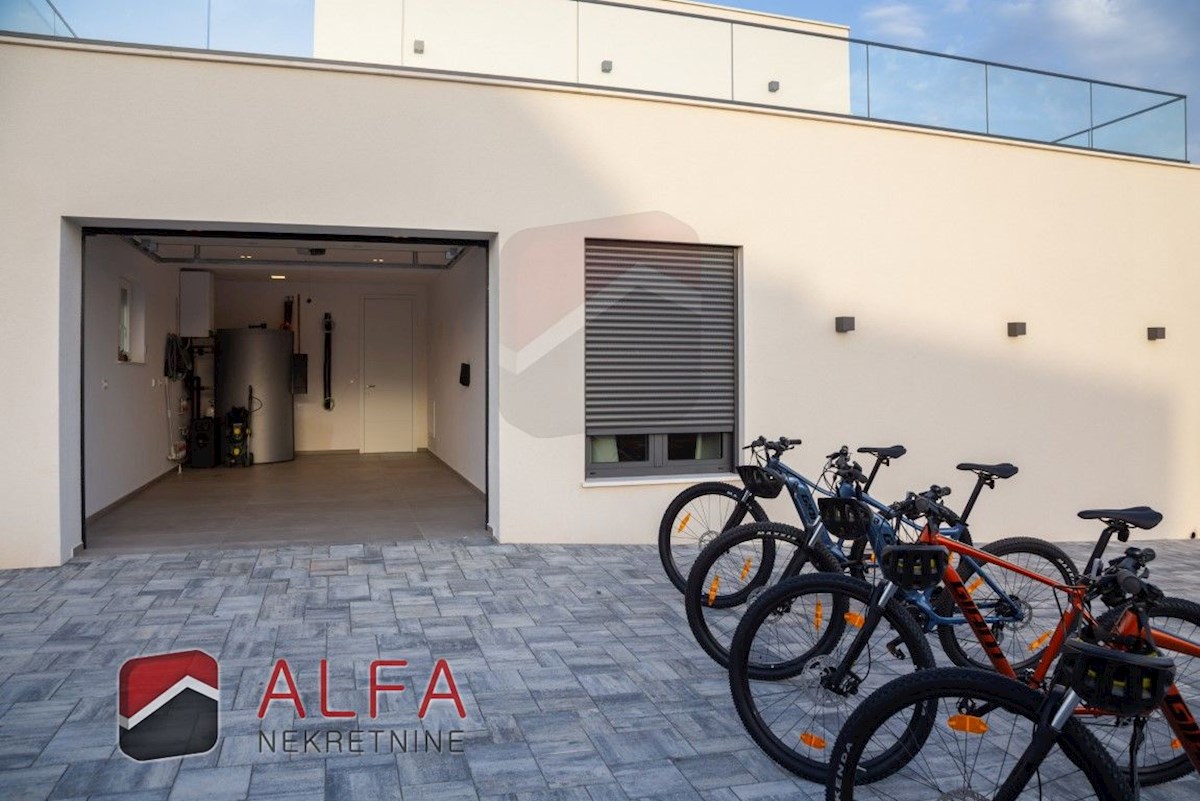 Hrvaška, Vodice, ATRAKTIVNA, prodaja nova luksuzna družinska vila z bazenom, garažo in pogledom na morje