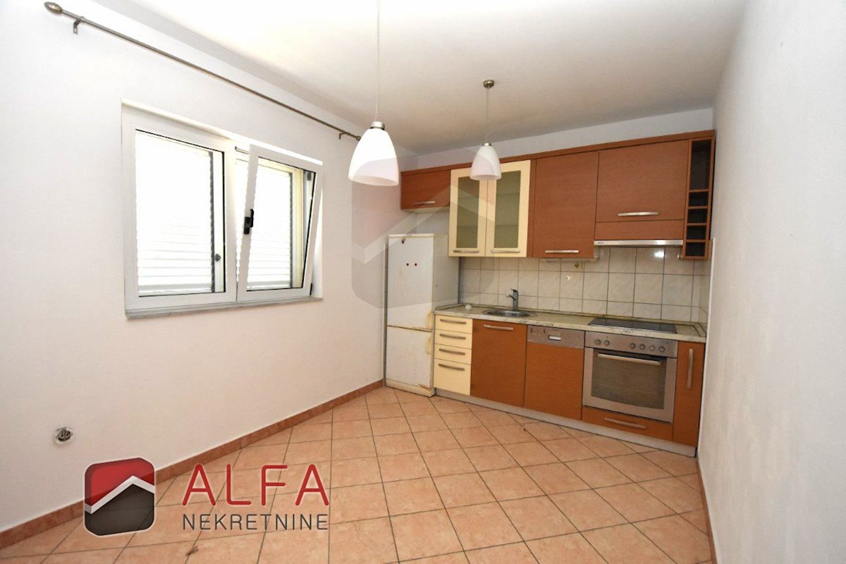 Hrvaška, Vodice, Srima, prodaja samostojna hiša s 5 apartmaji, blizu morja