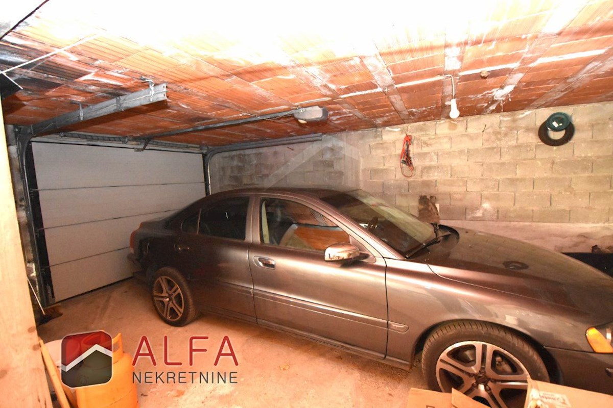 Hrvaška, Vodice, Srima, prodaja samostojna hiša s 5 apartmaji, blizu morja