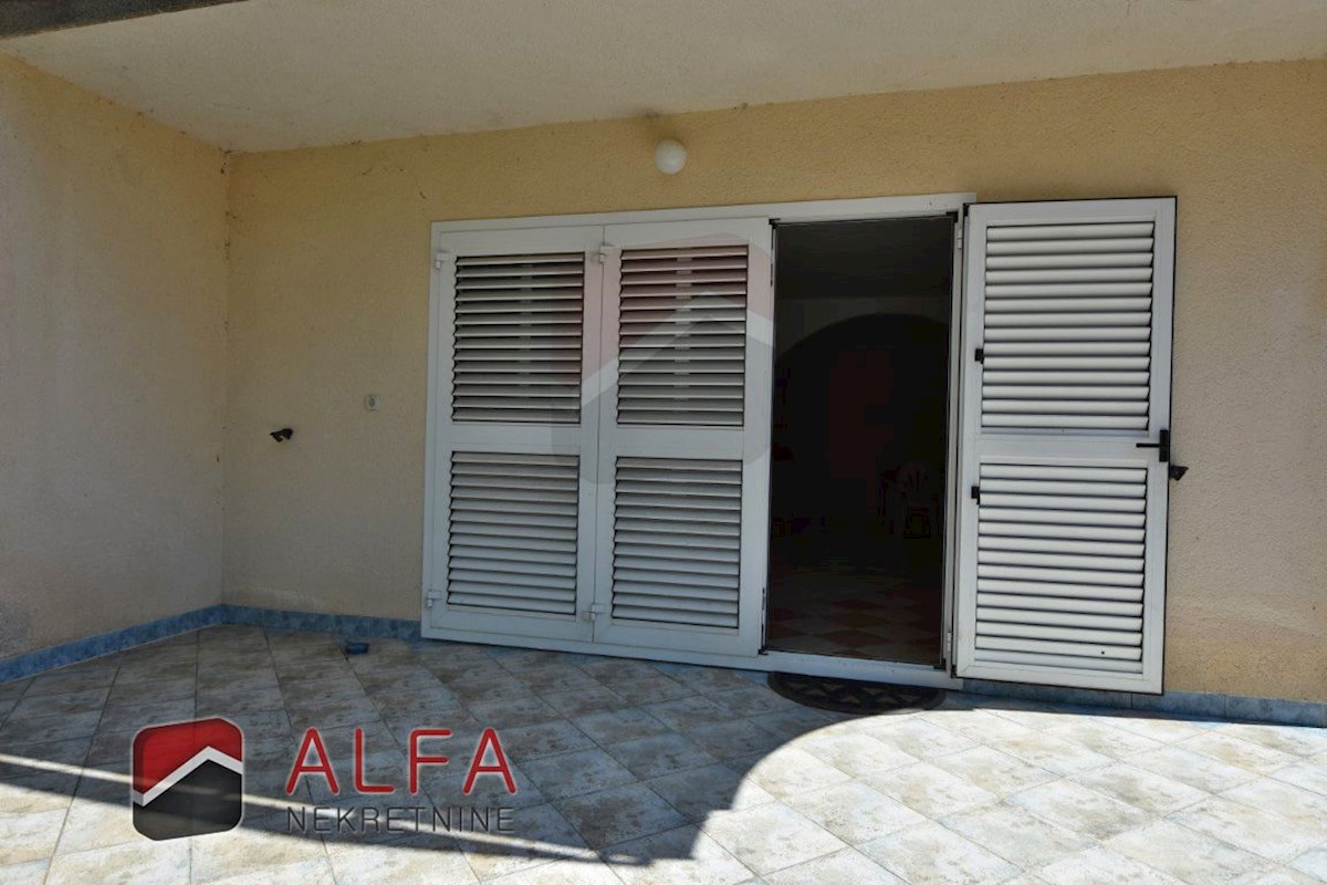 Hrvaška, Vodice, Srima, prodaja samostojna hiša s 5 apartmaji, blizu morja