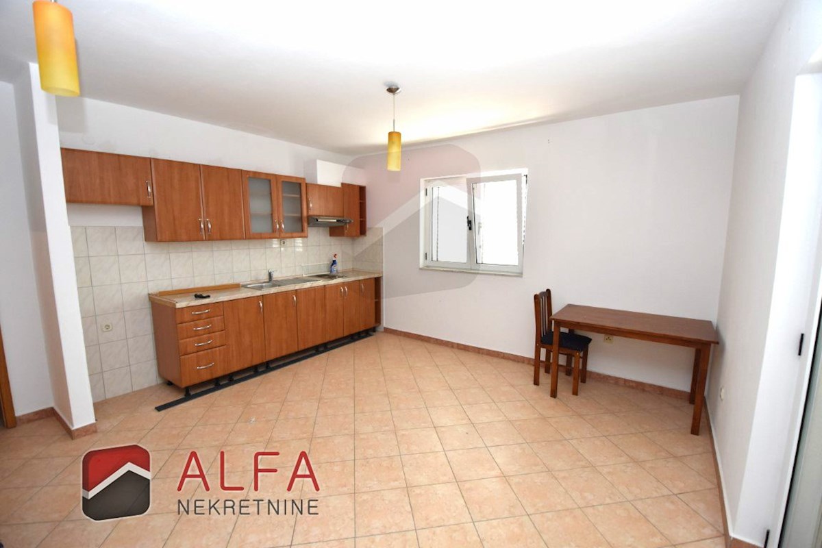 Hrvaška, Vodice, Srima, prodaja samostojna hiša s 5 apartmaji, blizu morja