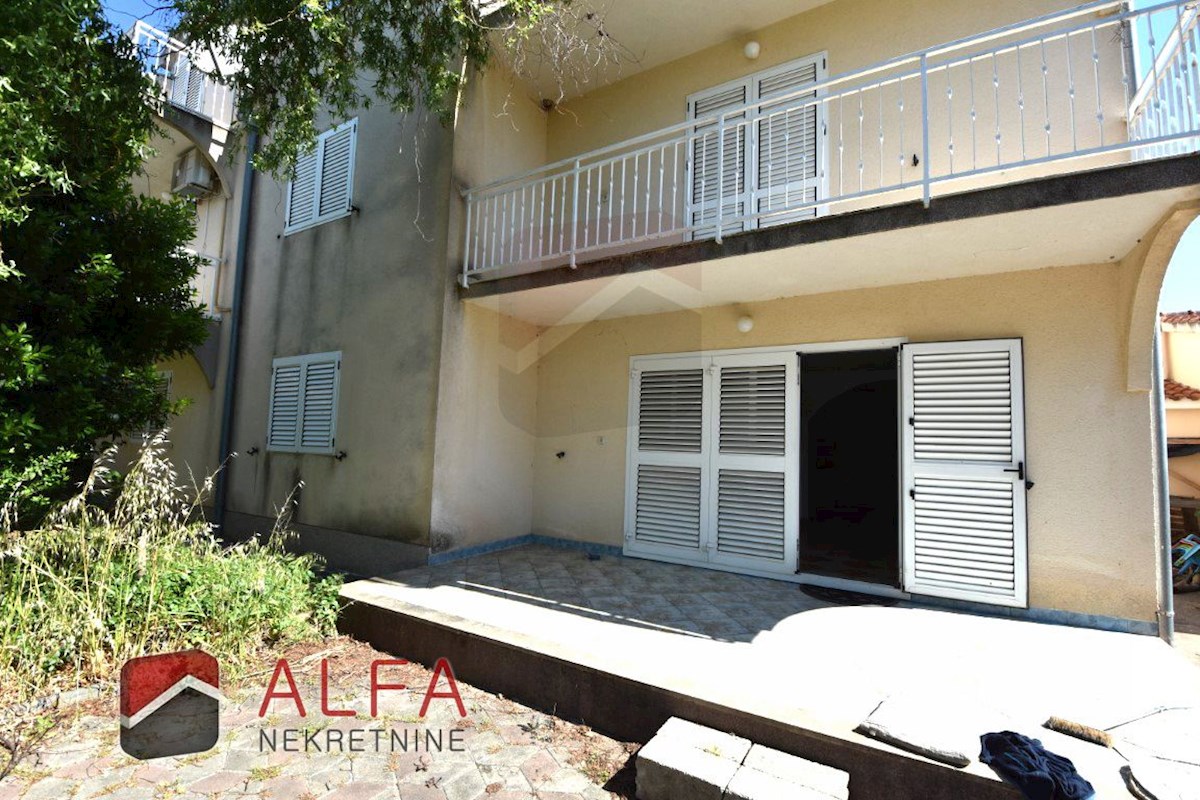 Hrvaška, Vodice, Srima, prodaja samostojna hiša s 5 apartmaji, blizu morja