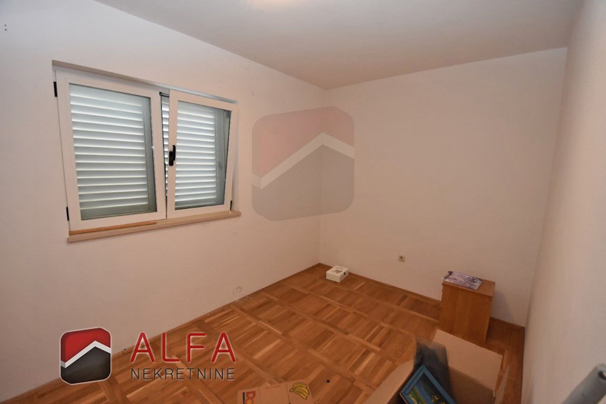 Hrvaška, Vodice, Srima, prodaja samostojna hiša s 5 apartmaji, blizu morja