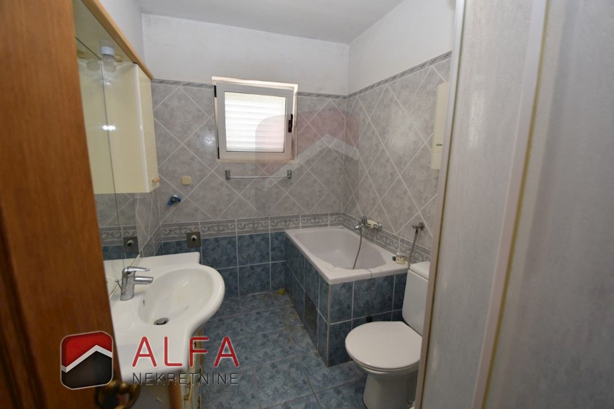 Hrvaška, Vodice, Srima, prodaja samostojna hiša s 5 apartmaji, blizu morja