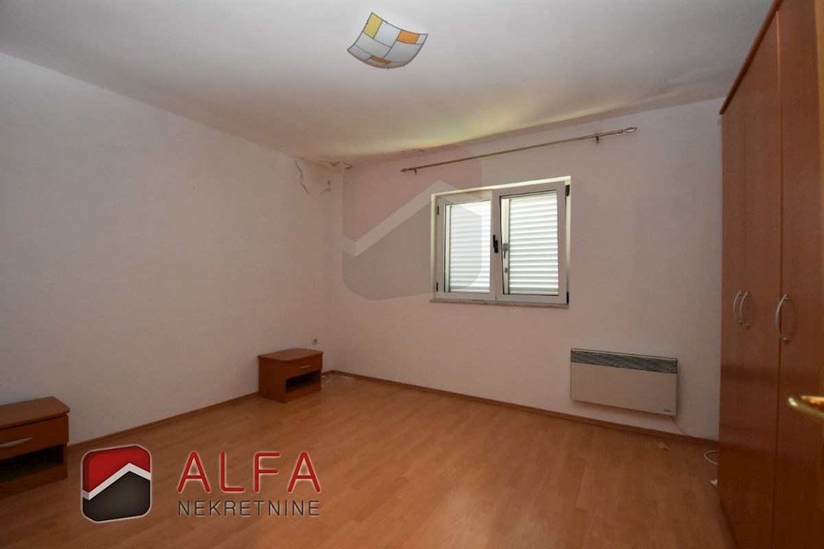 Hrvaška, Vodice, Srima, prodaja samostojna hiša s 5 apartmaji, blizu morja