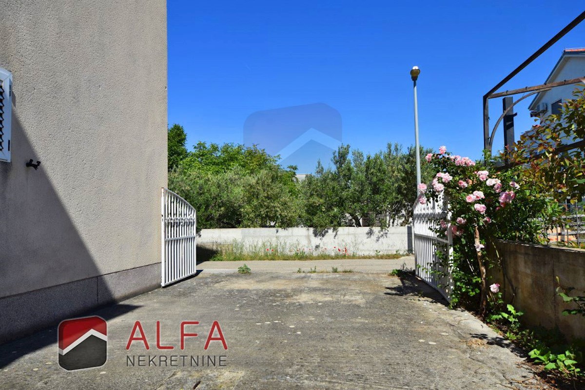 Hrvaška, Vodice, Srima, prodaja samostojna hiša s 5 apartmaji, blizu morja