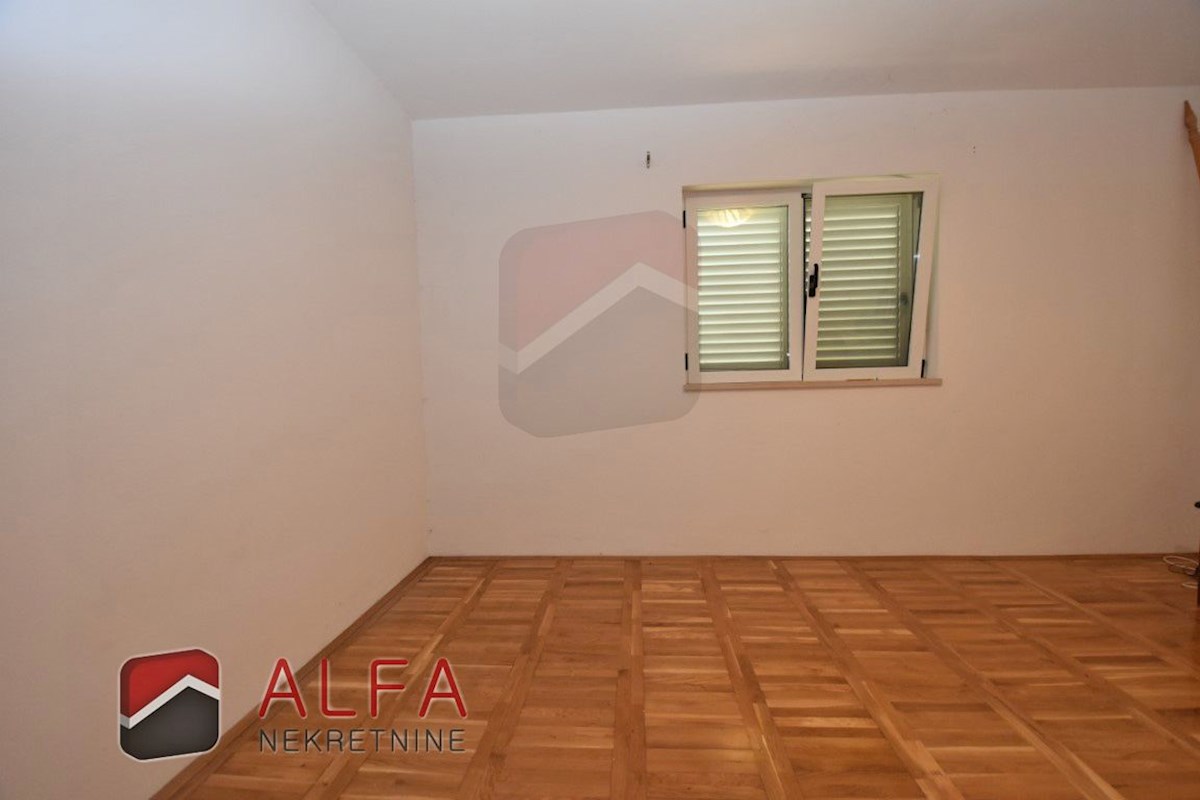 Hrvaška, Vodice, Srima, prodaja samostojna hiša s 5 apartmaji, blizu morja