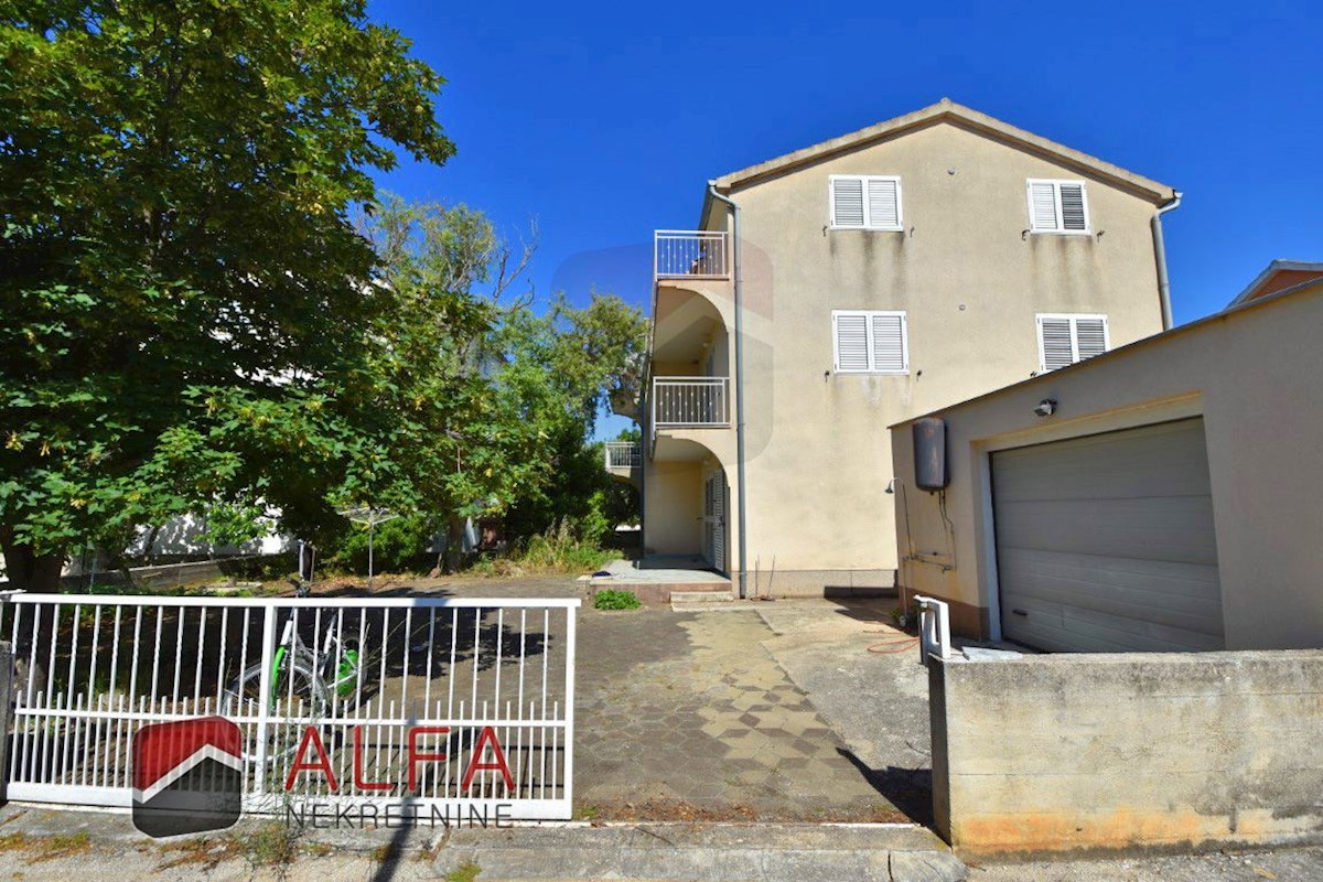Hrvaška, Vodice, Srima, prodaja samostojna hiša s 5 apartmaji, blizu morja