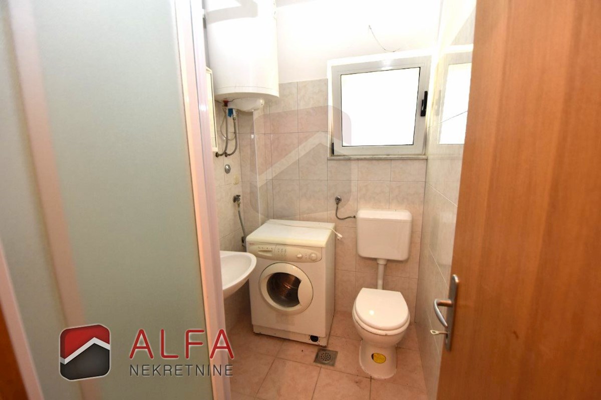 Hrvaška, Vodice, Srima, prodaja samostojna hiša s 5 apartmaji, blizu morja