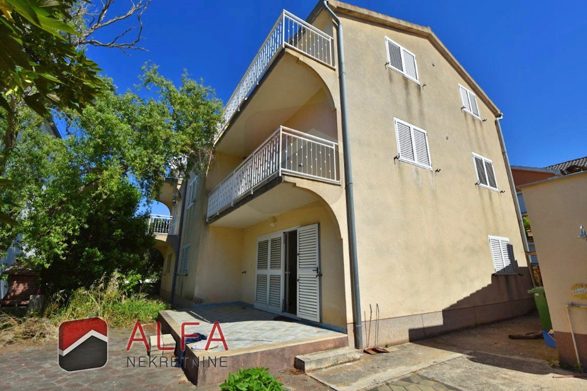 Hrvaška, Vodice, Srima, prodaja samostojna hiša s 5 apartmaji, blizu morja