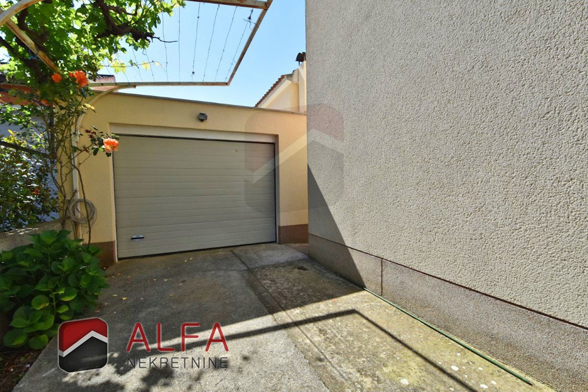 Hrvaška, Vodice, Srima, prodaja samostojna hiša s 5 apartmaji, blizu morja