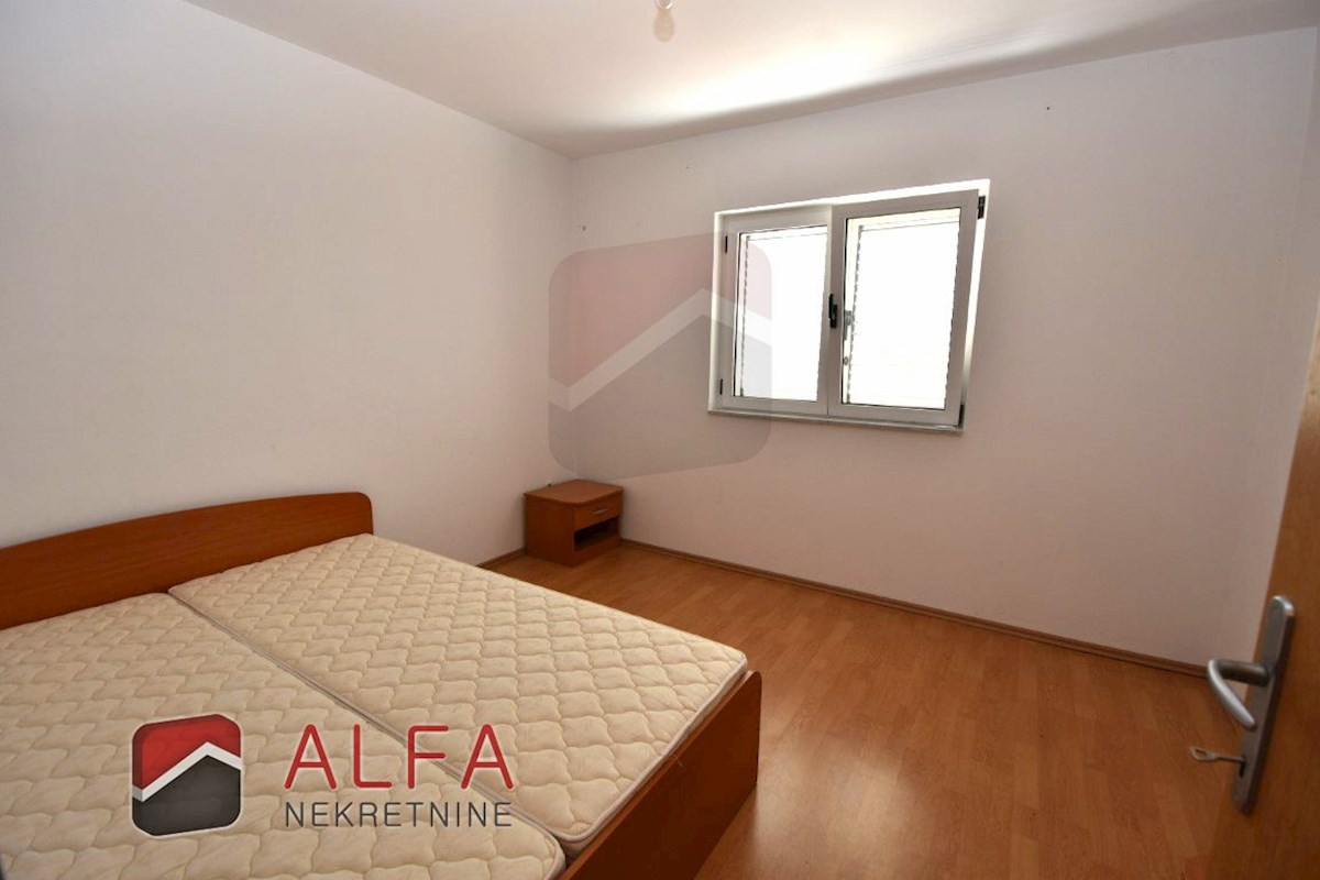 Hrvaška, Vodice, Srima, prodaja samostojna hiša s 5 apartmaji, blizu morja