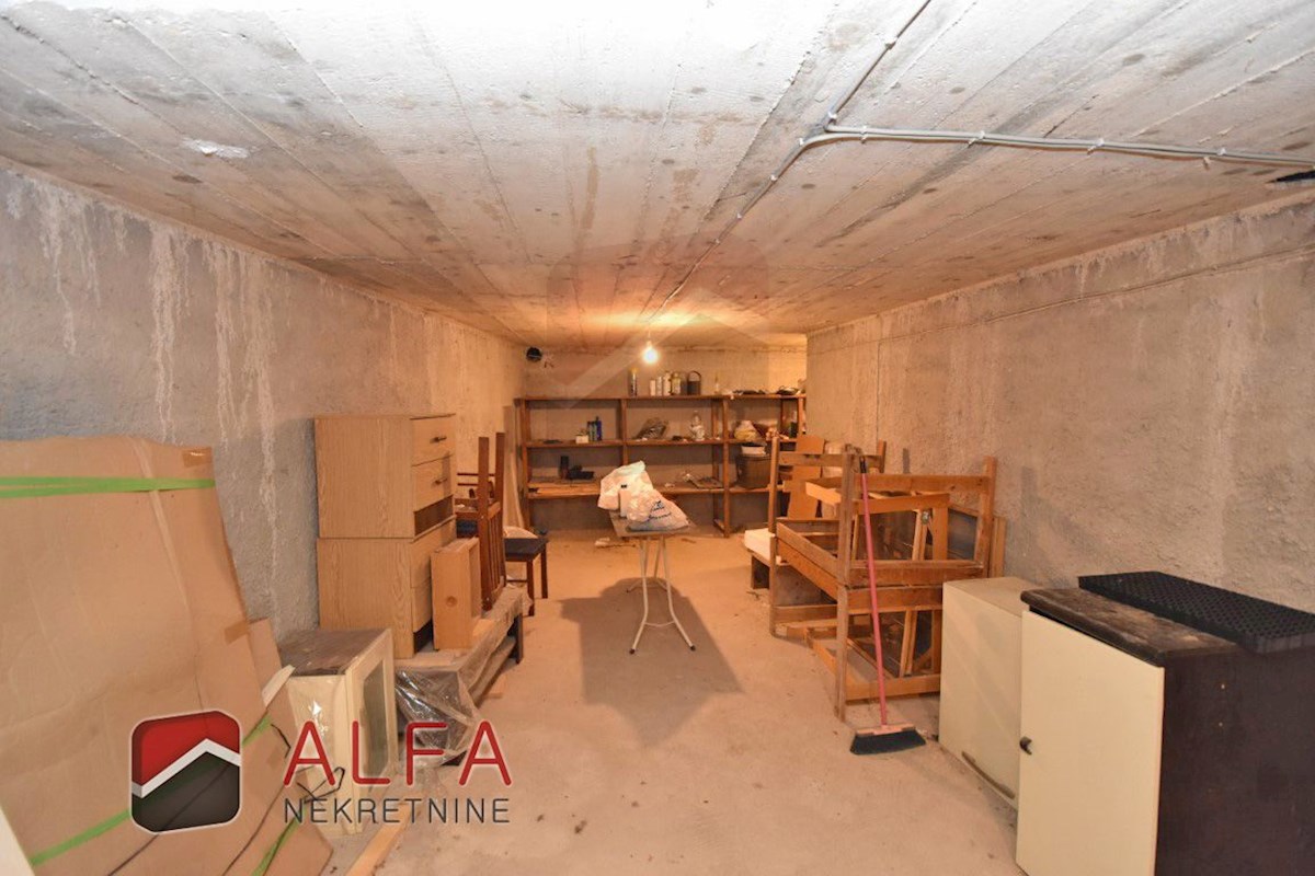 Hrvaška, Vodice, Srima, prodaja samostojna hiša s 5 apartmaji, blizu morja
