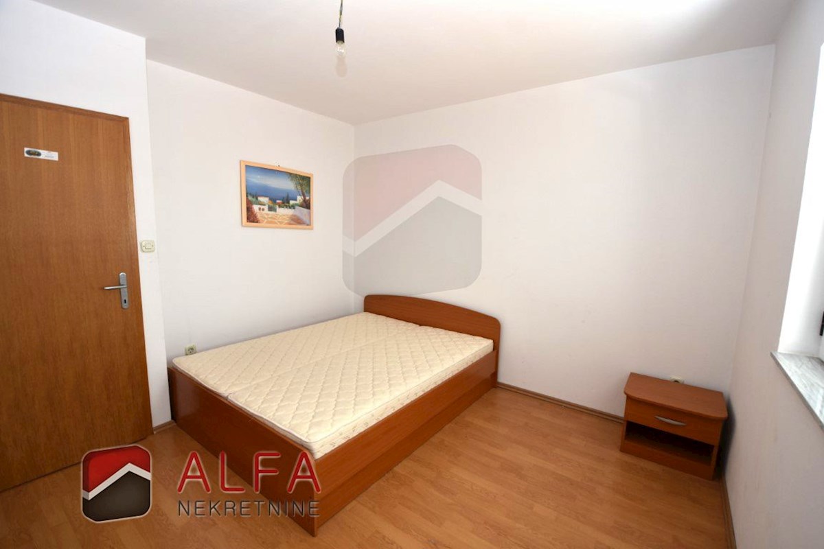 Hrvaška, Vodice, Srima, prodaja samostojna hiša s 5 apartmaji, blizu morja