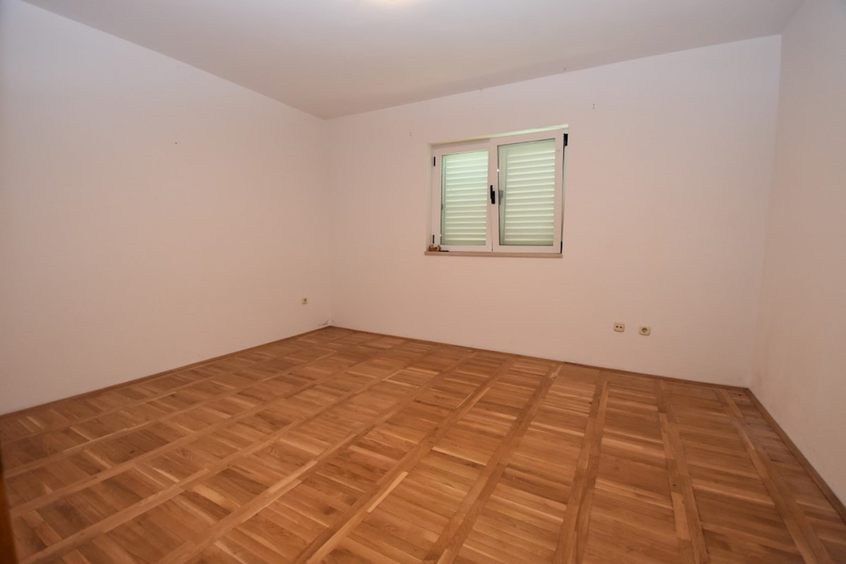 Hrvaška, Vodice, Srima, prodaja samostojna hiša s 5 apartmaji, blizu morja