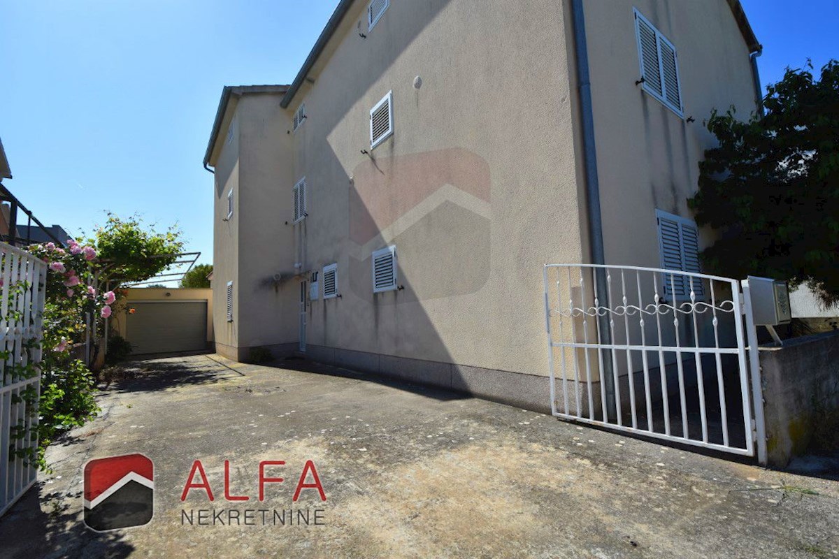 Hrvaška, Vodice, Srima, prodaja samostojna hiša s 5 apartmaji, blizu morja