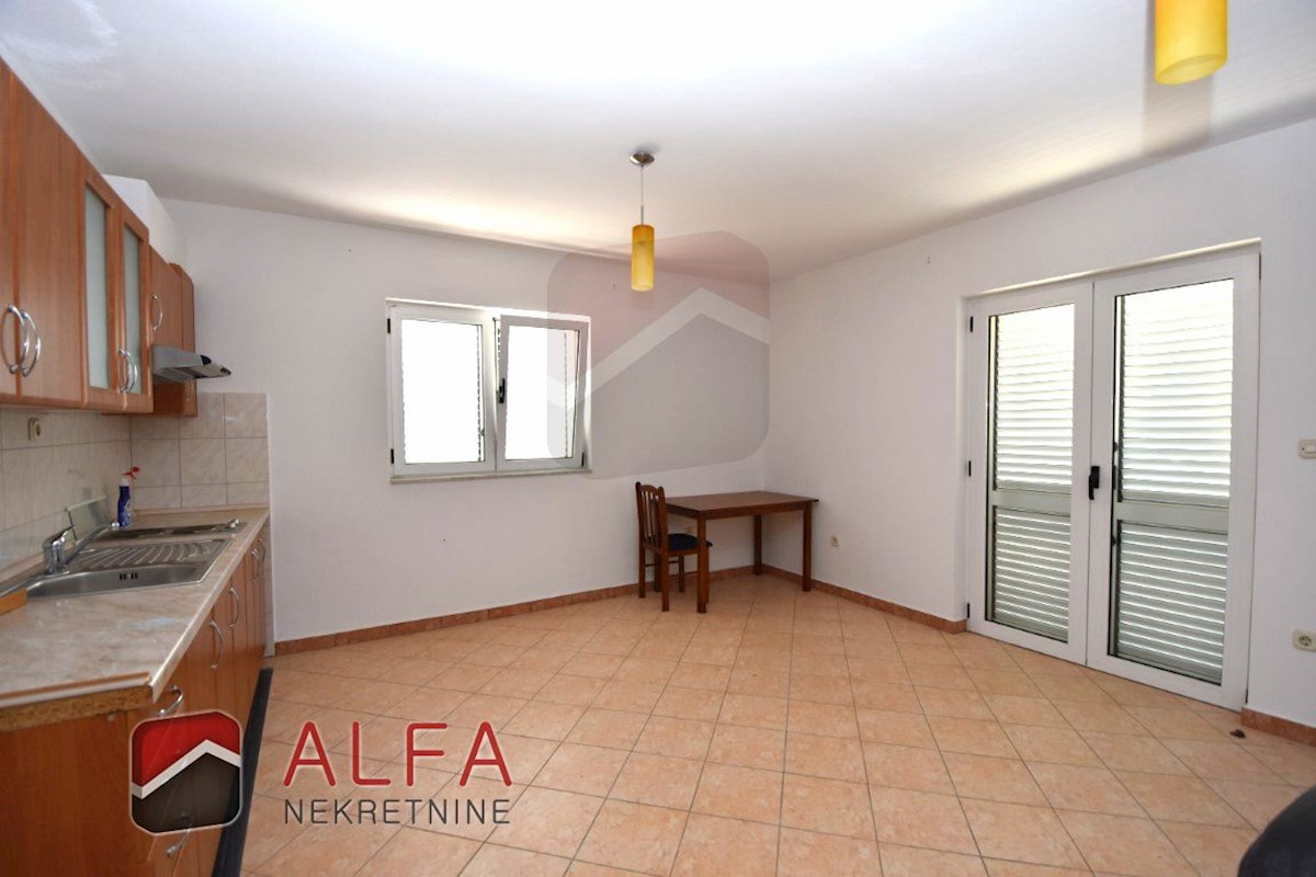 Hrvaška, Vodice, Srima, prodaja samostojna hiša s 5 apartmaji, blizu morja