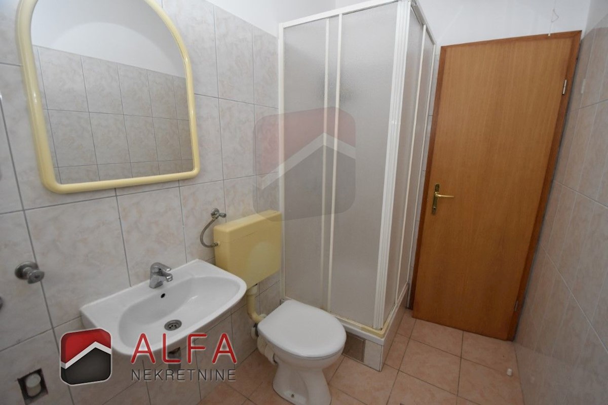 Hrvaška, Vodice, Srima, prodaja samostojna hiša s 5 apartmaji, blizu morja