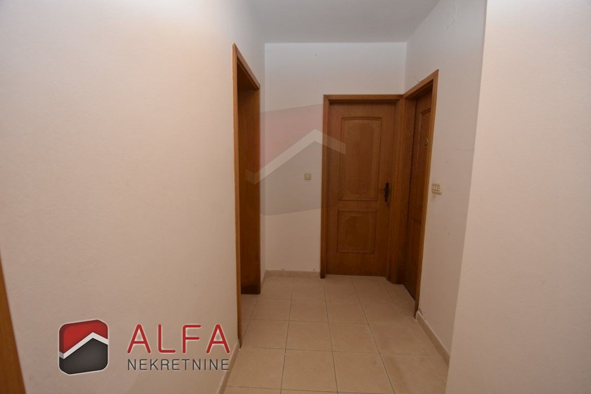 Hrvaška, Vodice, Srima, prodaja samostojna hiša s 5 apartmaji, blizu morja