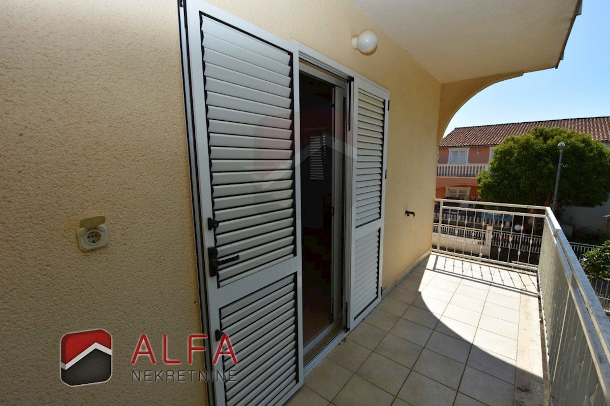 Hrvaška, Vodice, Srima, prodaja samostojna hiša s 5 apartmaji, blizu morja